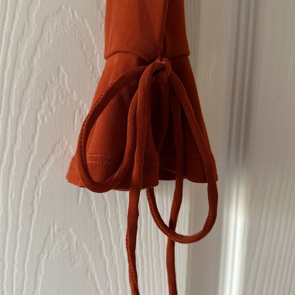 Majorelle Twist Crop Top Brick Red SM - Picture 6 of 9